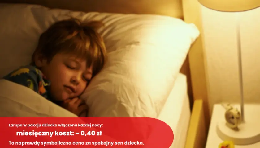 Chłopiec śpi spokojnie przy zapalonej lampce nocnej. Miesięczny koszt jej działania to zaledwie 0,40 zł, co pokazuje, ile prądu zużywa lampka nocna.