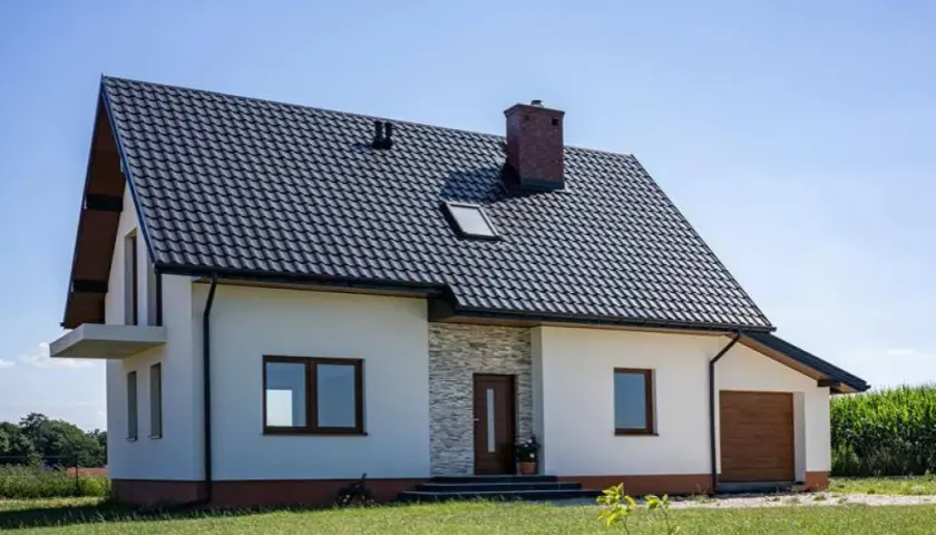 Jak wybrać między dachówką krańcową a okuciem blaszanym na dachu? Porównanie cech, funkcji i zastosowań