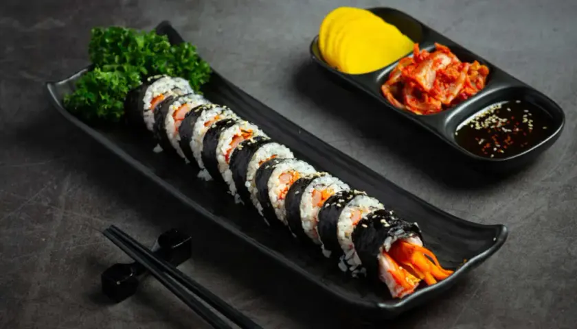 Kimbap a sushi: Kluczowe różnice w ryżu, nadzieniu i smaku