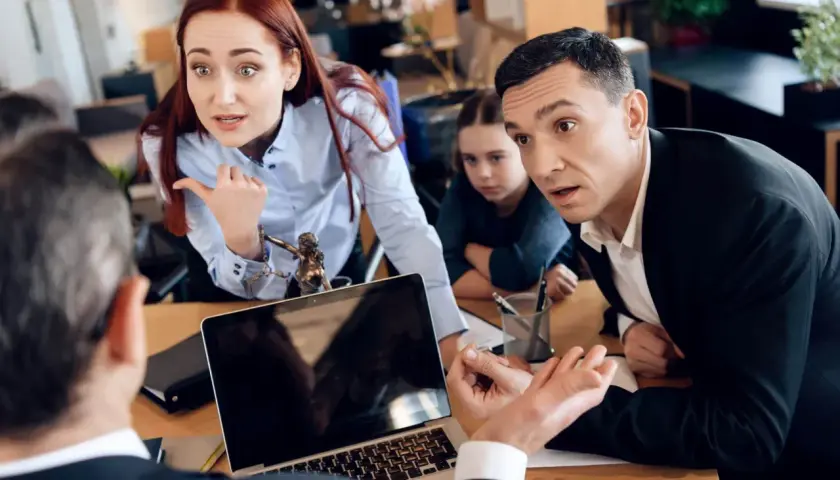 Rodzina w sądzie, żona oskarża męża o kłamstwa, córka patrzy z niepokojem. Jak ukarać męża za kłamstwa?