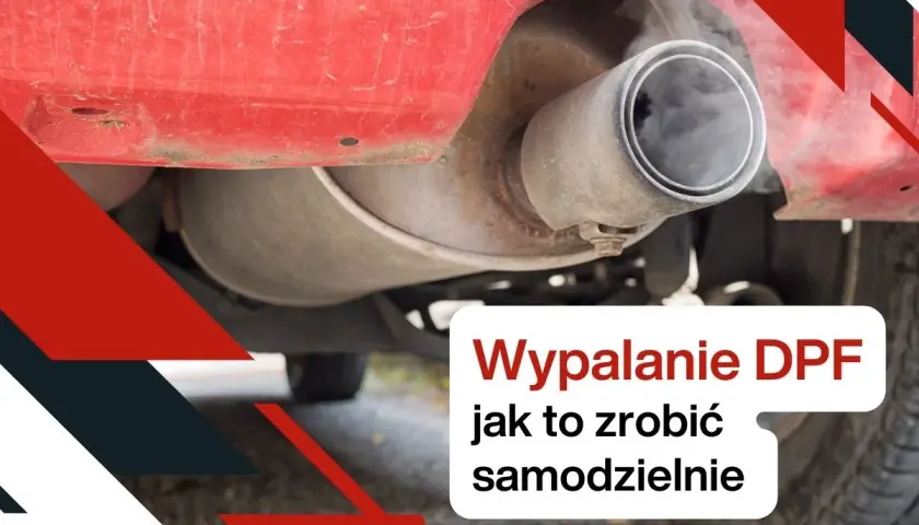 Dym wydobywający się z rury wydechowej samochodu, z napisem "Wypalanie DPF jak to zrobić samodzielnie".