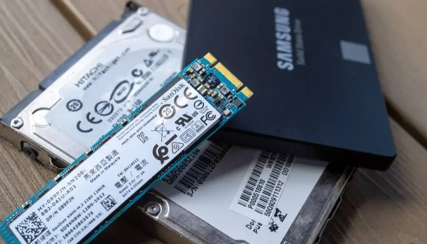 Ein M.2 SSD und zwei Festplatten liegen nebeneinander. Die SSD zeigt den smart status, der für eine schnelle Datenübertragung steht.