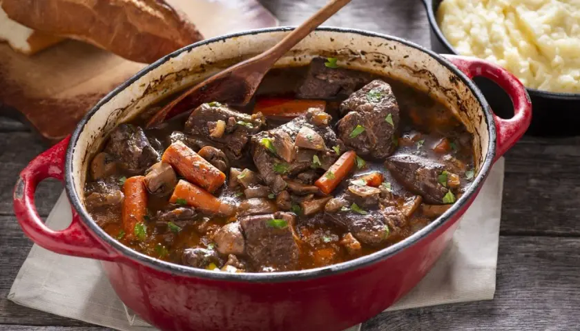 Un saporito spezzatino di manzo con carote e funghi, pronto per essere gustato con pane fresco e purè.