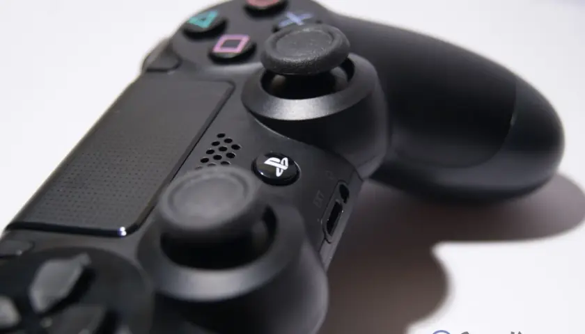 Pad PS4 nie łączy? Reset DualShock 4 igłą prosty poradnik