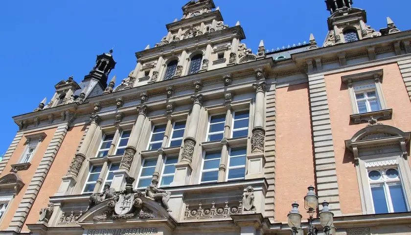 Sąd, gdzie co jeśli świadek nie stawił się na rozprawę. Budynek sądu z kamiennymi zdobieniami i ceglaną fasadą.