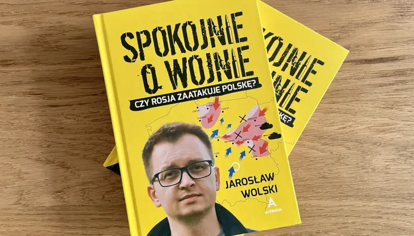 Skąd pochodzi wyrażenie spokojnie jak na wojnie i co oznacza?