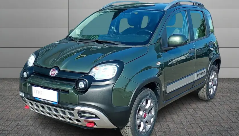 Fiat Panda Cross Diesel verde, pronta per ogni avventura.