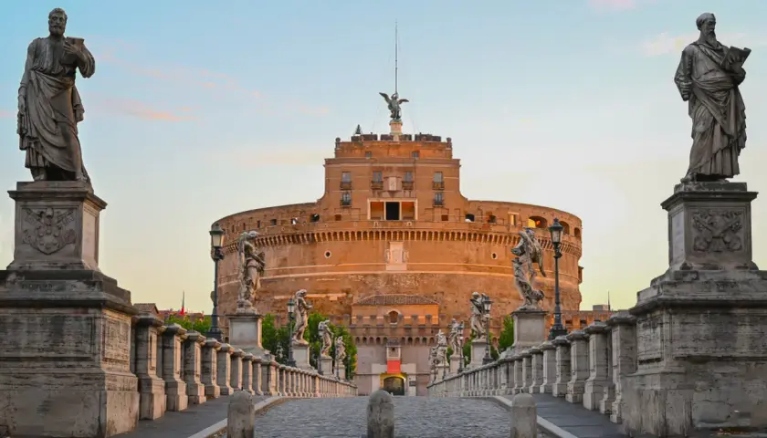 Ponte Sant'Angelo con statue di angeli e Castel Sant'Angelo sullo sfondo, un monumento la cui costruzione risale al II secolo d.C.