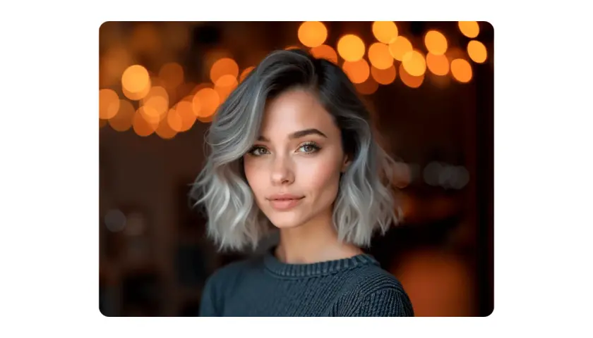 Mujer con pelo corto rubio platino ceniza, mirada cautivadora y luces de bokeh cálidas de fondo.