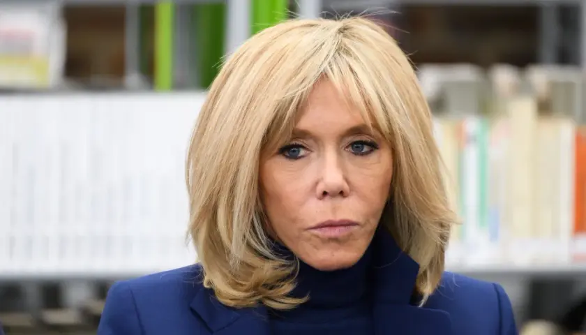 Brigitte Macron, w granatowym żakiecie, z blond włosami. Spekulacje o jej wyglądzie i ewentualnych operacjach plastycznych towarzyszą jej od lat.