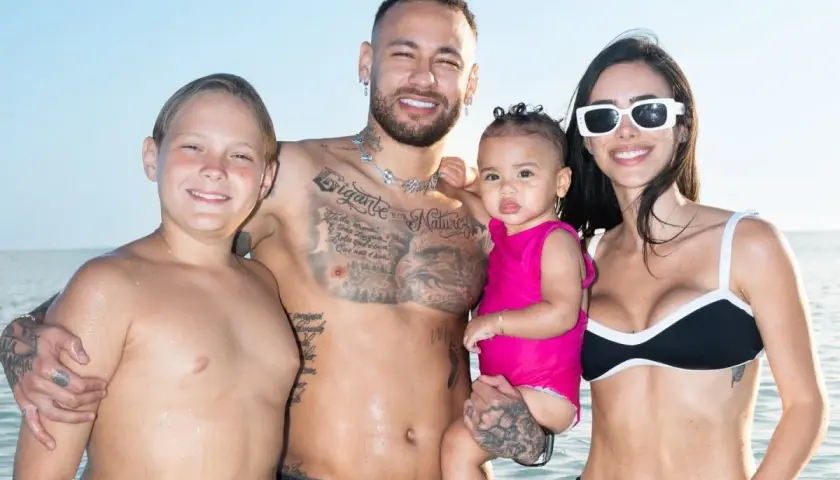 Neymar z rodziną na plaży. Jego dzieci, syn i córeczka, cieszą się wspólnym czasem.