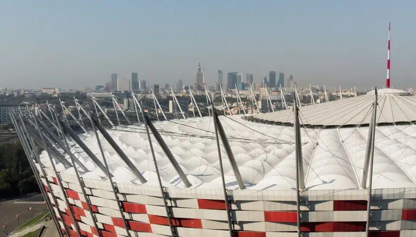 Stadion Narodowy w Warszawie, z jego charakterystyczną biało-czerwoną fasadą i nowoczesnym dachem, góruje nad panoramą miasta. Zastanawiasz się, ile miejsc ma stadion narodowy?