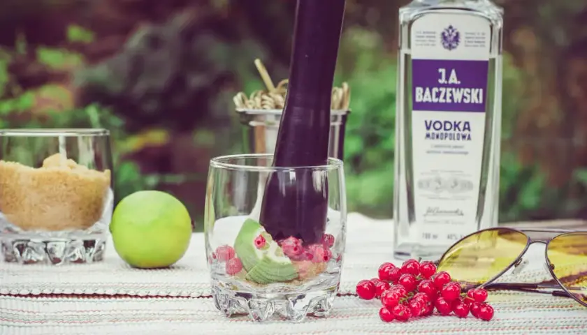 Najlepsze drinki z wódki porzeczkowej, które zaskoczą Twoich gości