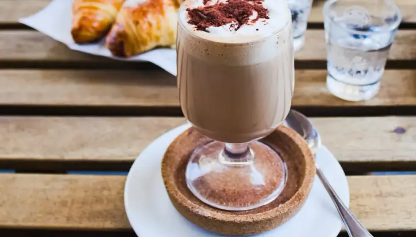Włoski napój kawowy: odkryj sekrety cappuccino, latte i bicerin