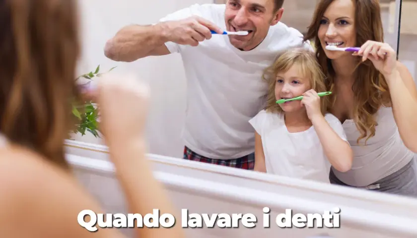Famiglia che si lava i denti allo specchio. Quante volte lavare i denti? Almeno due volte al giorno per un sorriso sano.
