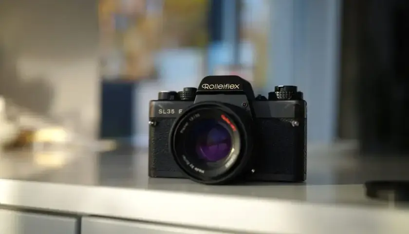 Klasyczny aparat Rolleiflex SL35 E, gotowy do tworzenia pięknych zdjecia z analoga.