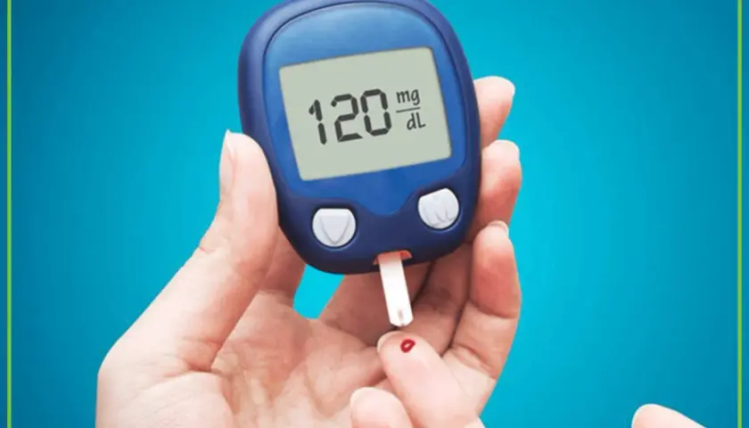 Glukoza badanie: glukometr pokazuje 120 mg/dL. Krew z palca na pasku testowym.