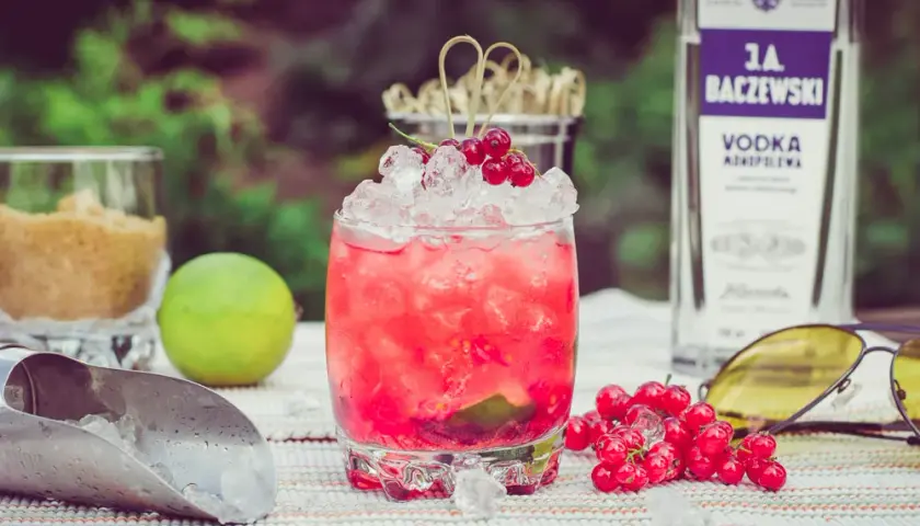 Najlepsze drinki z wódką porzeczkową, które zachwycą Twoje podniebienie