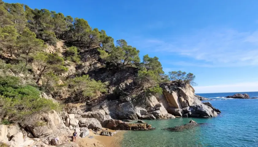 Costa Brava: acantilados verdes y mar azul, ideal para excursiones en Lloret de Mar.