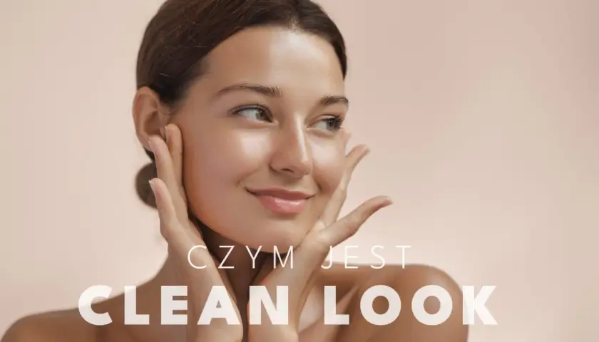 Uśmiechnięta kobieta z promienną cerą, uosabiająca clean girl aesthetic. Delikatny dotyk dłoni podkreśla naturalne piękno.