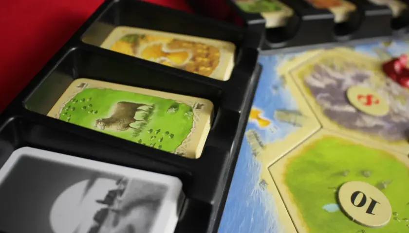Catan recenzja: odkryj mocne i słabe strony kultowej gry planszowej