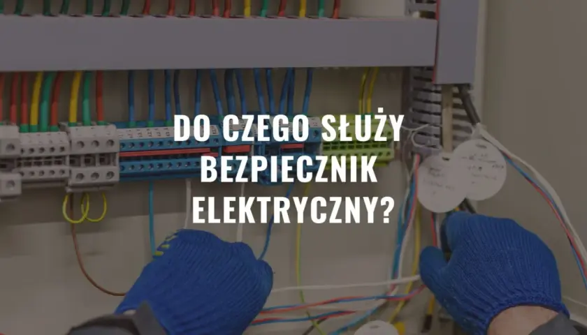 Ręce w niebieskich rękawiczkach pracują przy skrzynce z bezpiecznikami i przewodami elektrycznymi.