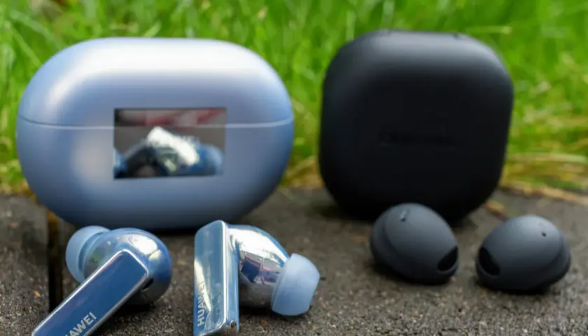 Słuchawki Huawei i Samsung obok siebie. Dowiedz się, jak podłączyć słuchawki Huawei z Samsungiem.