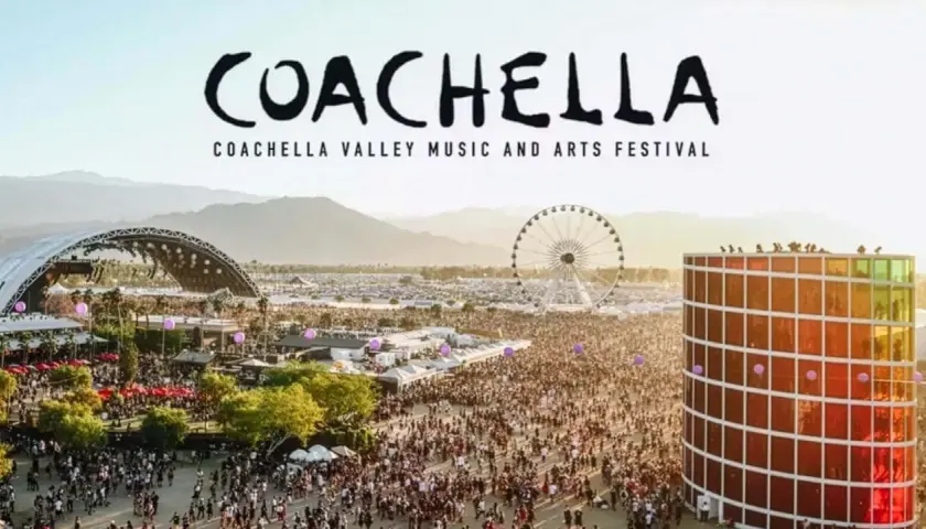 Tłum ludzi na festiwalu Coachella, z widocznym kołem widokowym i sceną. To właśnie coachella co to za wydarzenie!