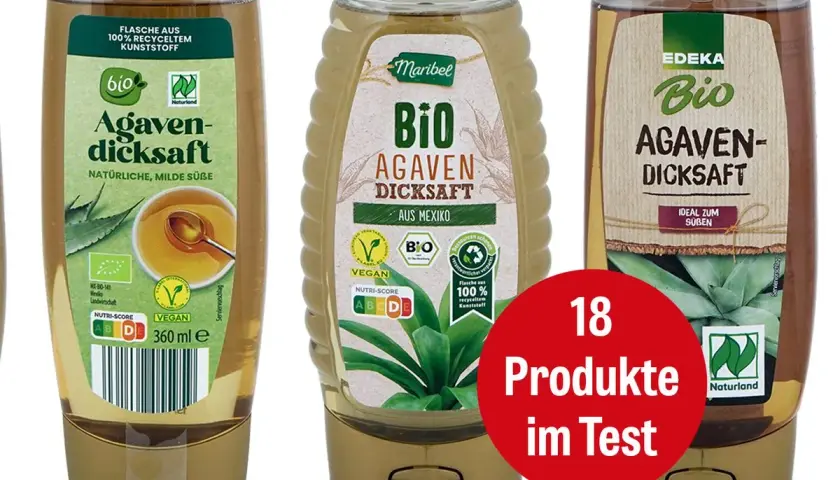 Drei Flaschen Bio-Agavendicksaft, ein natürliches Süßungsmittel. Was ist Agavendicksaft? Ein süßer Saft aus der Agavenpflanze, ideal zum Verfeinern.
