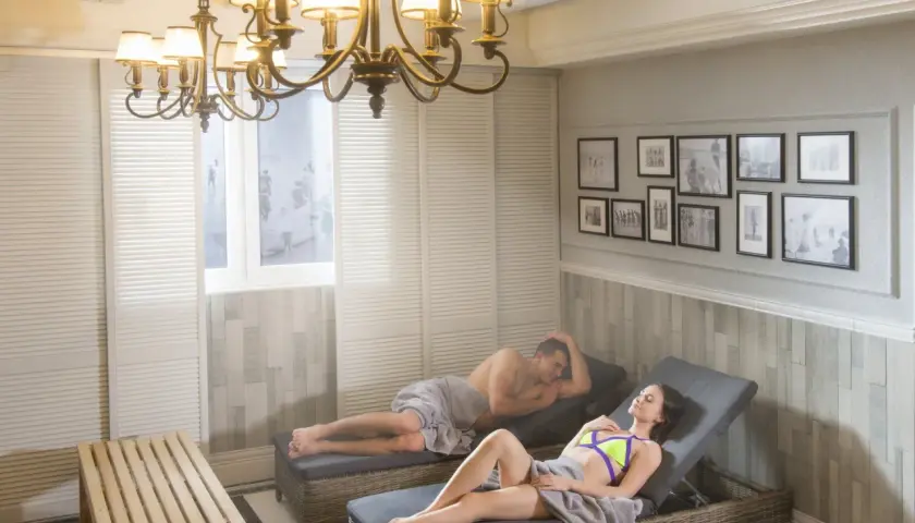 Para relaksujący dzień w spa nad morzem dla dwojga. Para odpoczywa na leżakach, otoczona spokojną atmosferą.
