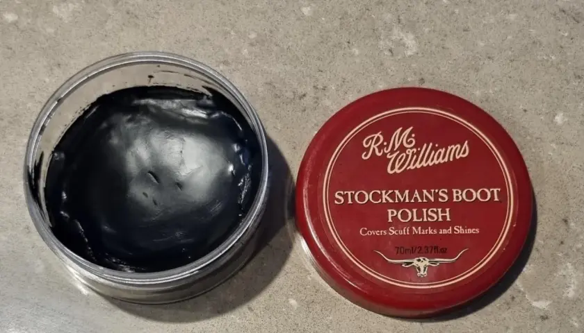 Un pot de cirage sec R.M. Williams Stockman's Boot Polish, noir, prêt à redonner vie à vos bottes.
