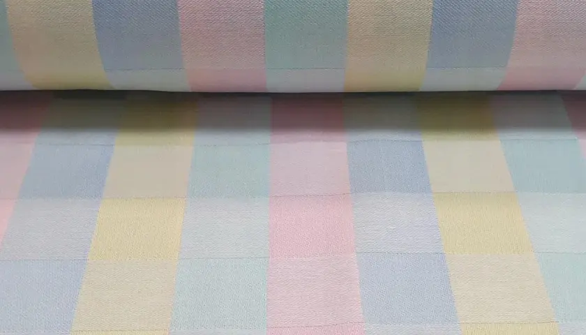 Miękki adamaszek w pastelową kratkę, idealny na letnie ubrania. Co to za materiał?