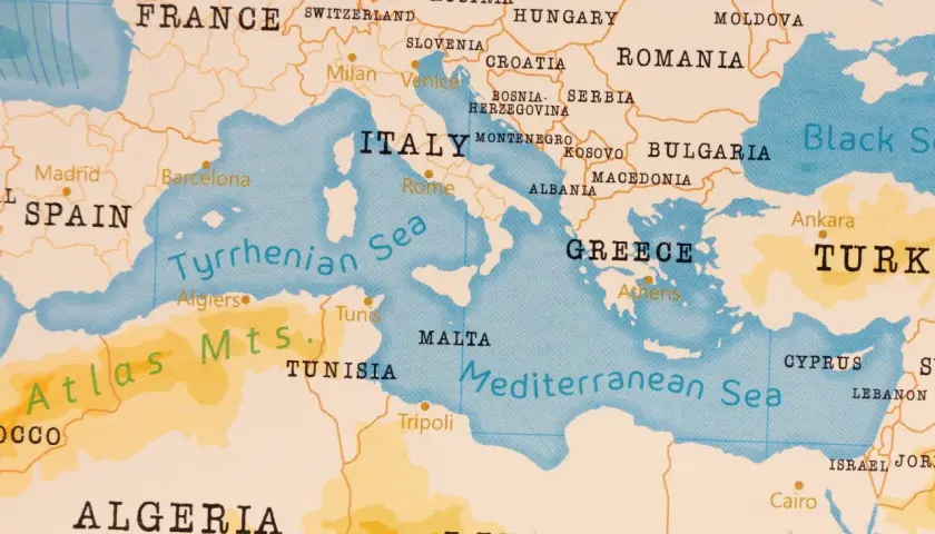 Mapa Europy i Afryki Północnej. Widać Morze Śródziemne, Cypr, Włochy, Grecję i kraje bałkańskie.