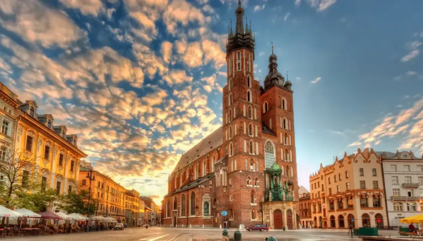 Bazylika Mariacka w Krakowie o zachodzie słońca.