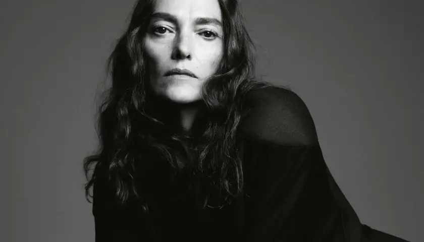 Retrato en blanco y negro de Laura Ponte, mostrando su mirada intensa. La edad de Laura Ponte se refleja en su rostro sereno.