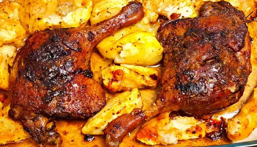 Pyszne, chrupiące udka z kaczki pieczone z ziemniakami. Aromatyczne przyprawy podkreślają smak dania.