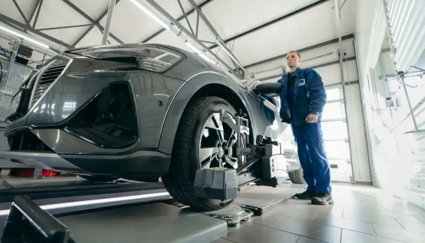 Mechanik samochodowy przy nowoczesnym aucie. Zastanawiasz się, ile zarabia elektromechanik samochodowy?
