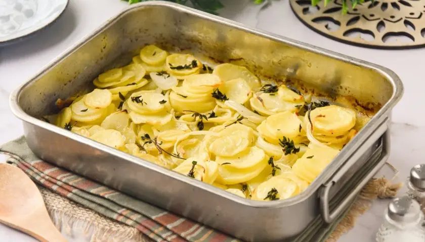 Patatas panaderas recién horneadas, doradas y tiernas, con hierbas aromáticas. Un plato casero perfecto.