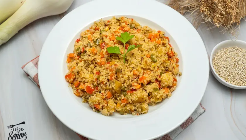 Plato de quinoa con verduras, ideal para tus recetas saludables.