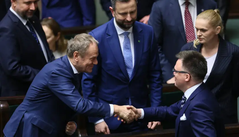 Donald Tusk ściska dłoń liderowi mniejszej partii. Czy to prawda o tajnych negocjacjach Donalda Tuska z liderami mniejszych partii koalicyjnych?