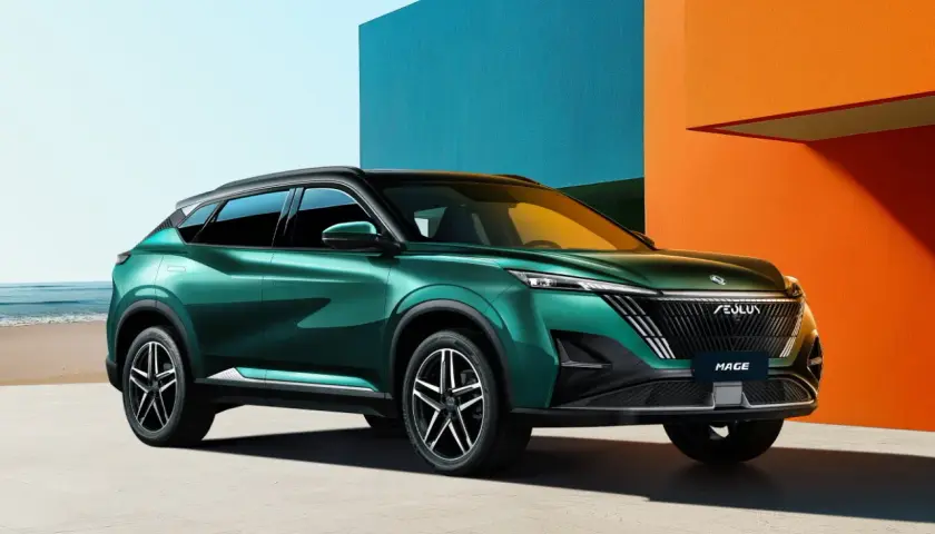 Elegante SUV Dongfeng Auto verde smeraldo, con sfondo colorato e spiaggia.