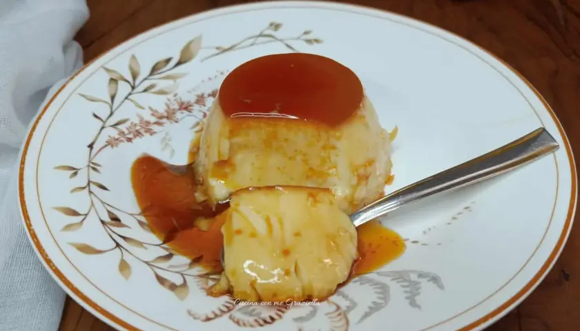 Un delizioso creme caramel, con la sua glassa dorata e la consistenza morbida, pronto per essere gustato.