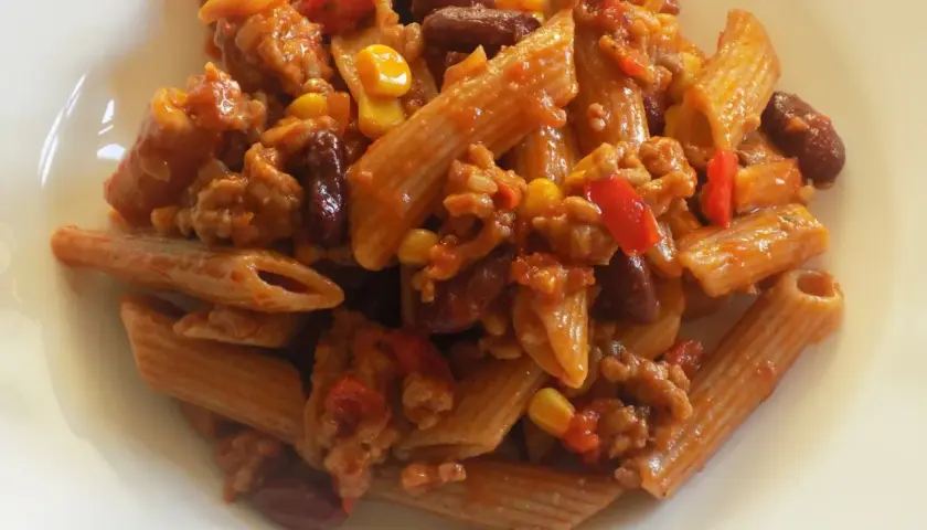Chili con Carne z makaronem: Tradycyjne danie z twistem