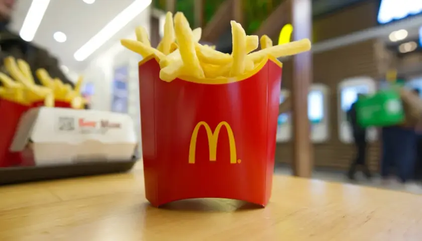 Złociste frytki z McDonald's w czerwonym opakowaniu, jakby czekały na kupony McDonald's 2026.