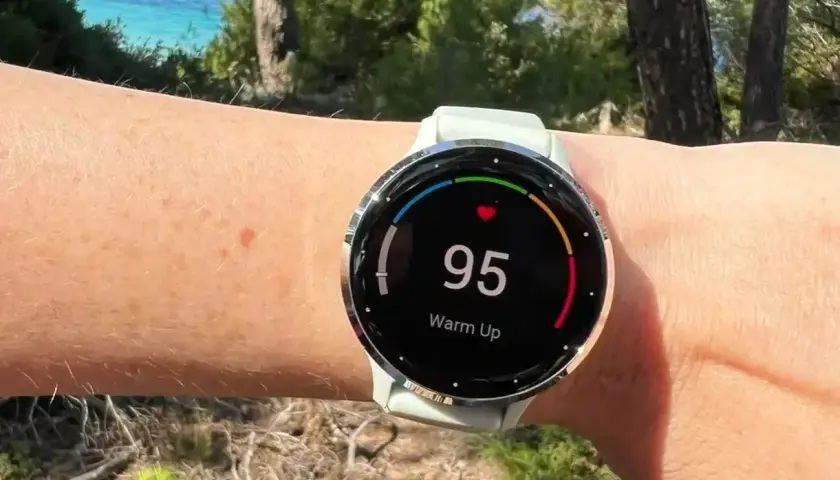 Garmin Venu 3 zeigt 95 bpm während des Aufwärmens. Die EKG-Funktion ist bereit für den Einsatz.