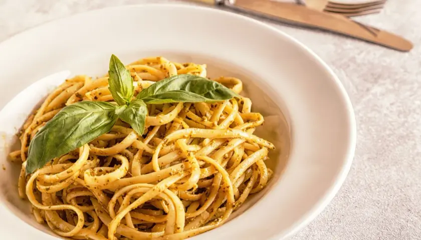 Pyszne linguine z pesto i bazylią. To danie to klasyka kuchni włoskiej, idealne na szybki obiad.