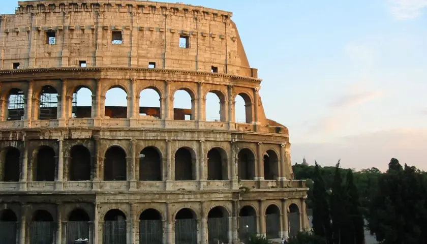 Le Colisée de Rome, idéal pour acheter un billet Colisée sur place. Le soleil se couche sur ce monument historique.