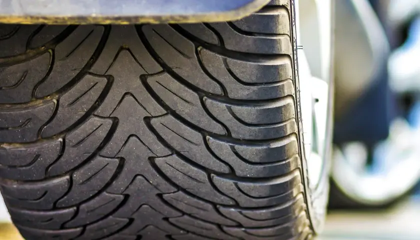 Opona Dębica Navigator 3, testowana przez ADAC, zapewnia pewne prowadzenie. Widoczny bieżnik.