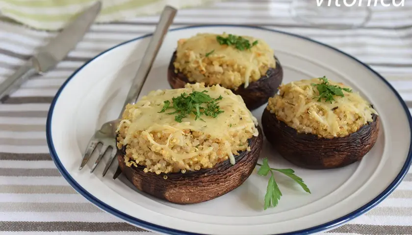 Champiñones rellenos de quinoa y queso, perfectos como meriendas saludables para bajar de peso.