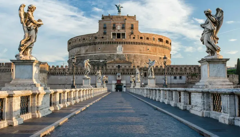 Le Castel Sant'Angelo, un mausolée circulaire, se dresse fièrement, gardé par des anges sculptés sur le pont.